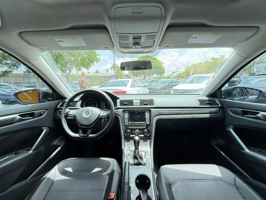 2018 Volkswagen Passat 2.0T photo 4