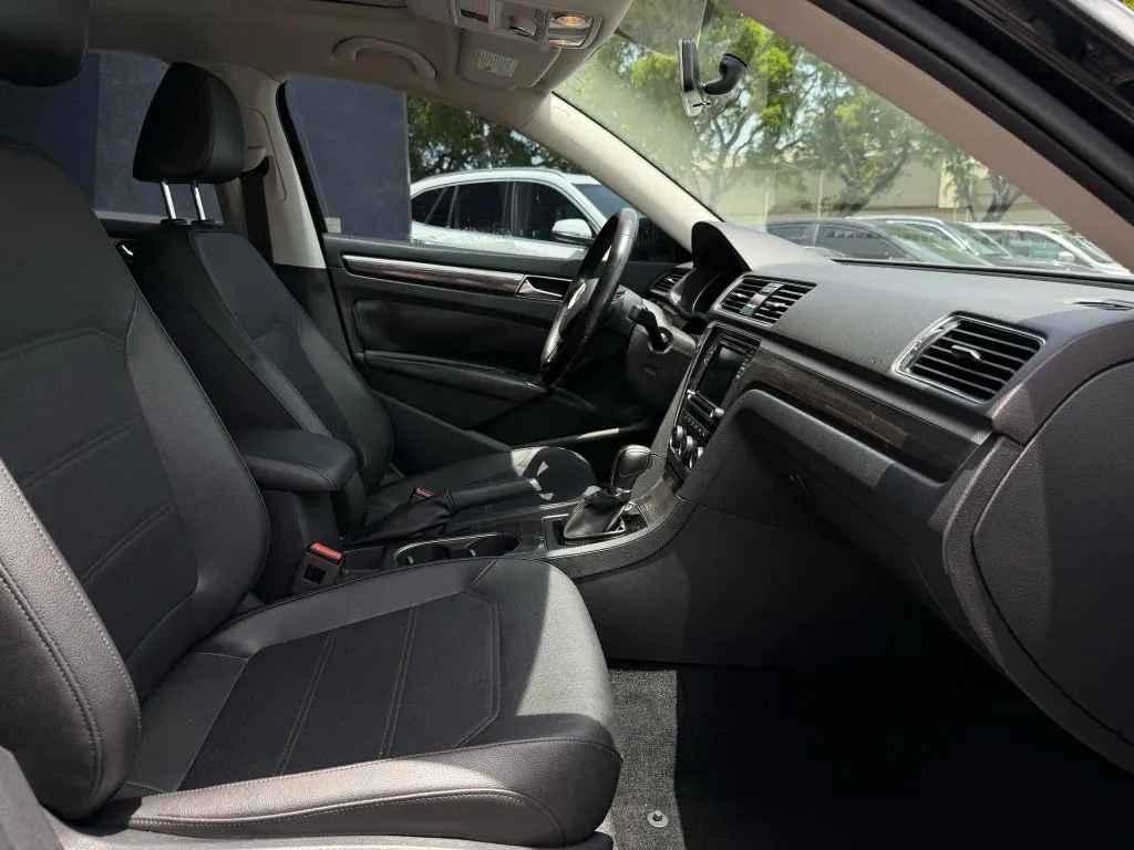 2018 Volkswagen Passat 2.0T photo 3