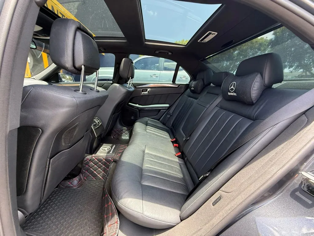 2010 Mercedes Benz E 550 Sedan photo 13