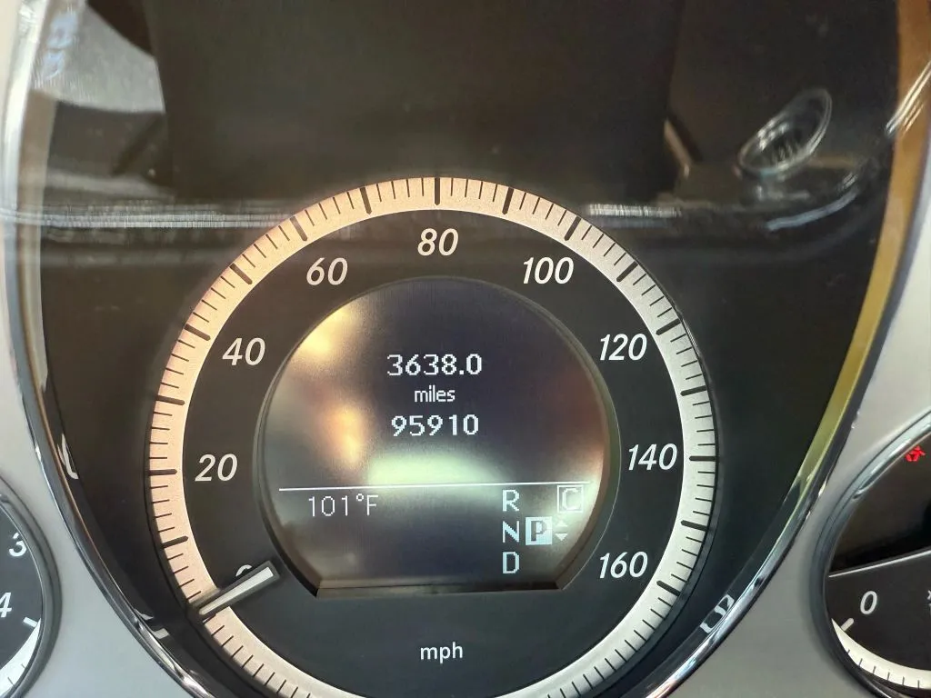 2010 Mercedes Benz E 550 Sedan photo 17