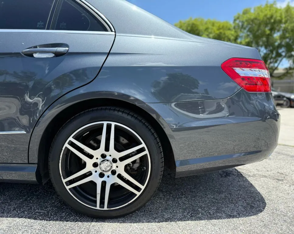 2010 Mercedes Benz E 550 Sedan photo 4