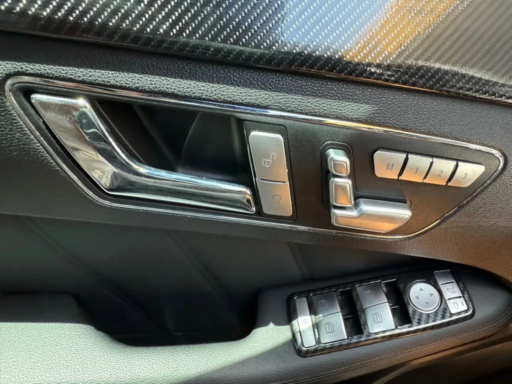 2010 Mercedes Benz E 550 Sedan photo 25