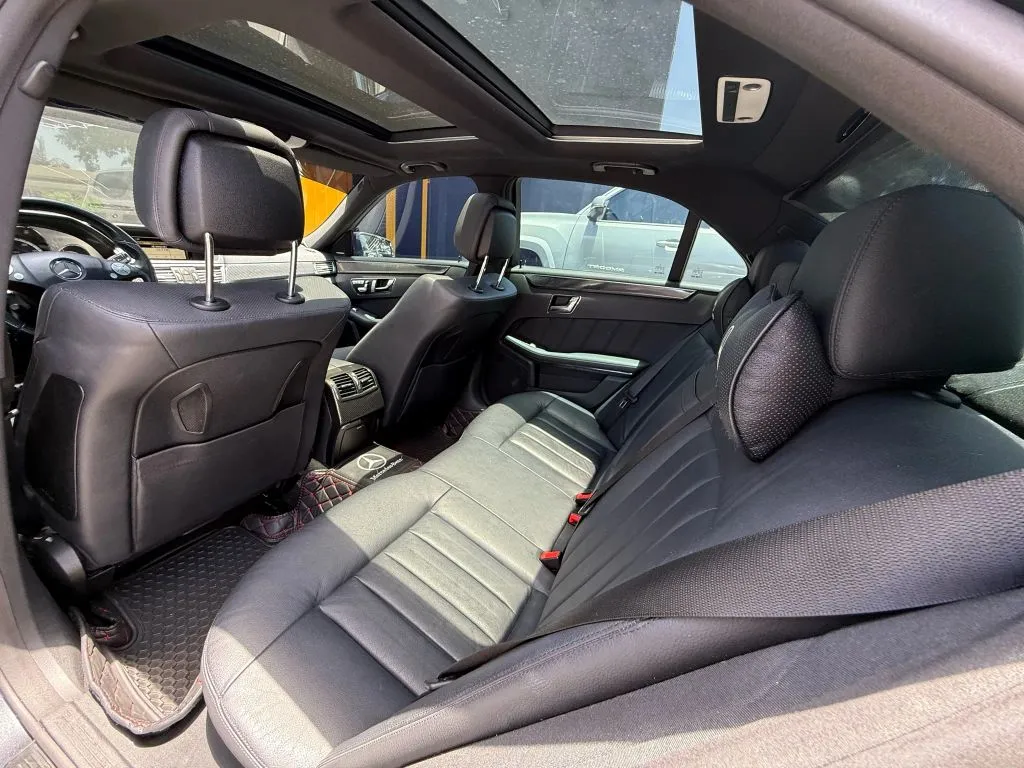 2010 Mercedes Benz E 550 Sedan photo 21