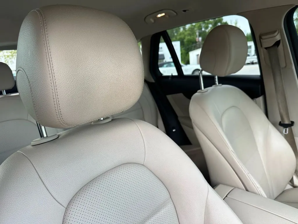 2016 Mercedes Benz GLC 300 photo 12