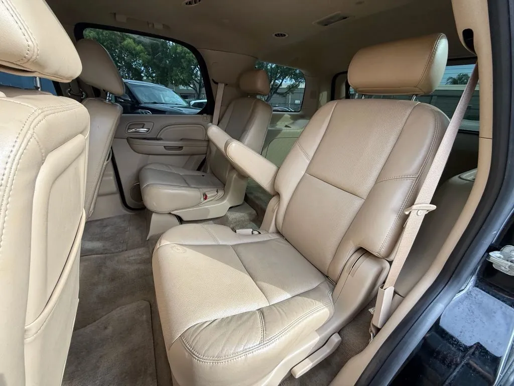 2010 Cadillac Escalade Sport photo 3
