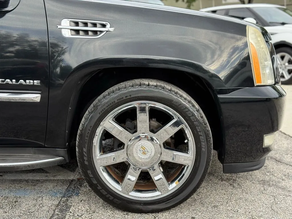 2010 Cadillac Escalade Sport photo 2
