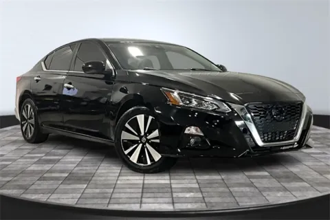 Black 2021 Nissan Altima 2.5 SV for sale in Fort Wayne, IN