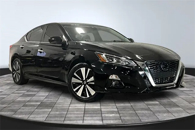 Black 2021 Nissan Altima 2.5 SV for sale in Fort Wayne, IN