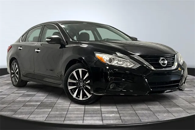 Black 2016 Nissan Altima 2.5 SV for sale in Fort Wayne, IN