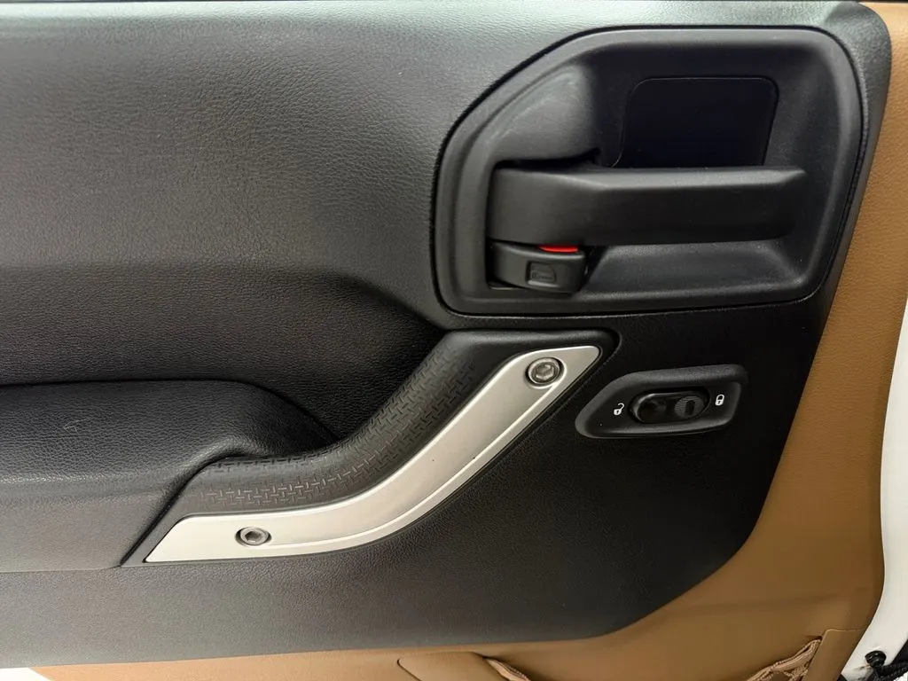 2014 Jeep Wrangler Unlimited Sahara - Photo 11