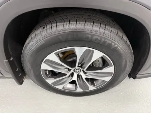 More photos of 2022 Toyota Highlander XLE at Woody Folsom Nissan of Baxley, GA