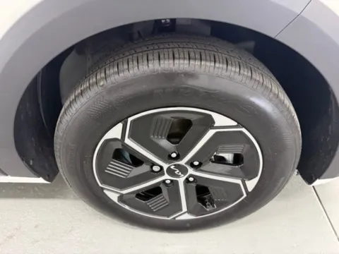 More photos of 2025 Kia Niro EX at Woody Folsom Nissan of Baxley, GA