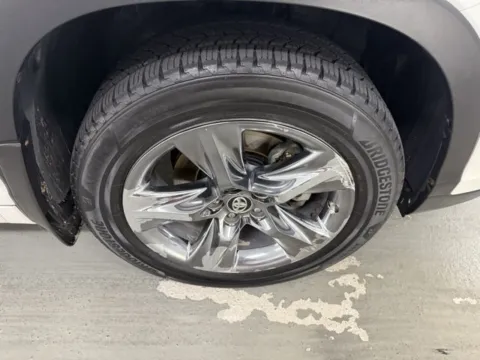 More photos of 2019 Toyota Highlander Limited Platinum at Woody Folsom Nissan of Baxley, GA