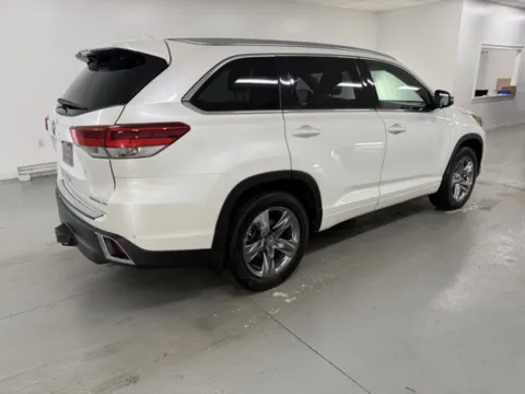 More photos of 2019 Toyota Highlander Limited Platinum at Woody Folsom Nissan of Baxley, GA