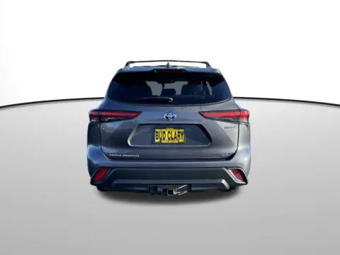More photos of 2022 Toyota Highlander Hybrid XLE at Bud Clary Toyota of Yakima, WA