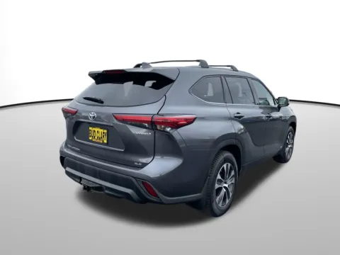 Another view of 2022 Toyota Highlander Hybrid XLE for sale in Union Gap, WA at Bud Clary Toyota of Yakima