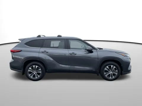 Photos of 2022 Toyota Highlander Hybrid XLE for sale in Union Gap, WA at Bud Clary Toyota of Yakima