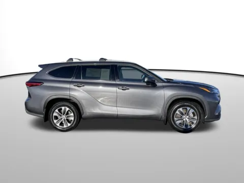 Photos of 2022 Toyota Highlander Hybrid XLE for sale in Union Gap, WA at Bud Clary Toyota of Yakima