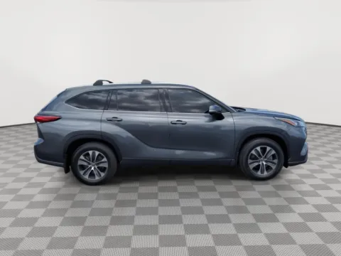 Photos of 2020 Toyota Highlander XLE for sale in Union Gap, WA at Toyota of Yakima