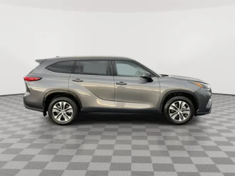 Photos of 2022 Toyota Highlander XLE for sale in Union Gap, WA at Toyota of Yakima