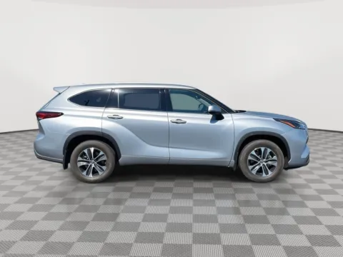 Photos of 2022 Toyota Highlander XLE for sale in Union Gap, WA at Toyota of Yakima