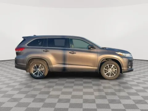 Photos of 2019 Toyota Highlander XLE for sale in Union Gap, WA at Toyota of Yakima