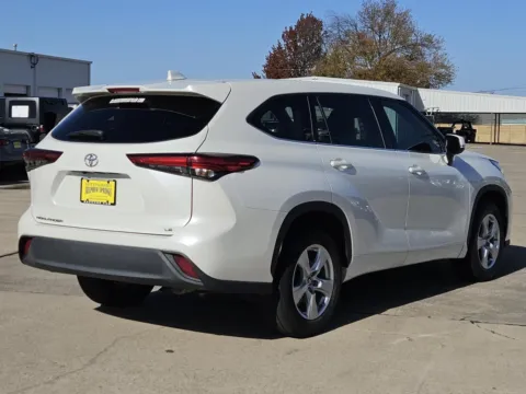 More photos of 2020 Toyota Highlander LE at Nottingham Chrysler Dodge Jeep Ram of Sulphur Springs, TX