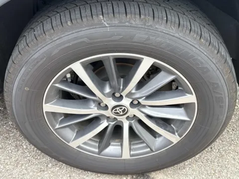 More photos of 2019 Toyota Highlander XLE at Nottingham Chrysler Dodge Jeep Ram of Sulphur Springs, TX