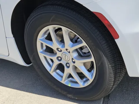 More photos of 2026 Chrysler Pacifica Select at Nottingham Chrysler Dodge Jeep Ram of Sulphur Springs, TX