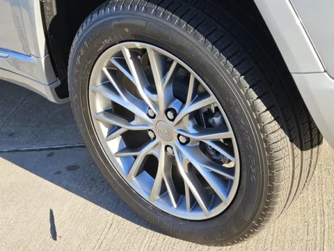 More photos of 2025 Jeep Grand Cherokee L Summit at Nottingham Chrysler Dodge Jeep Ram of Sulphur Springs, TX