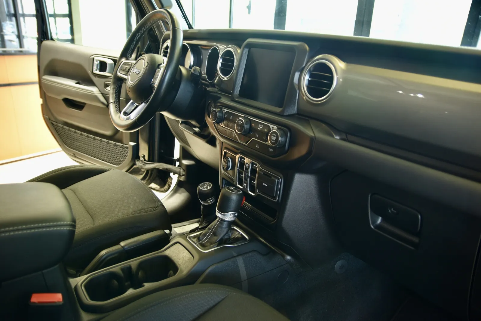 2022 Jeep Wrangler Unlimited Sahara - Photo 25