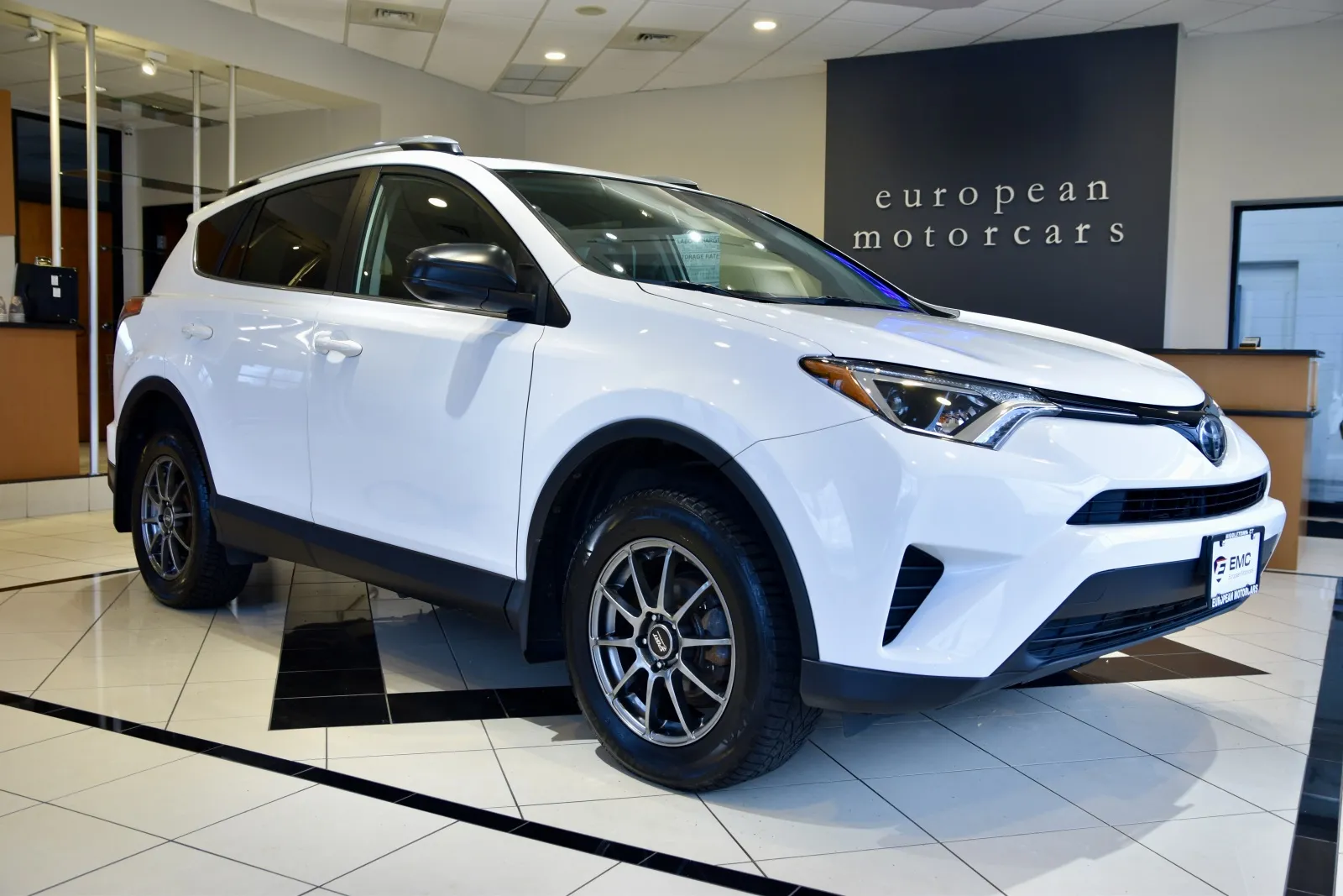 White 2018 Toyota RAV4 LE for sale in Middletown, CT