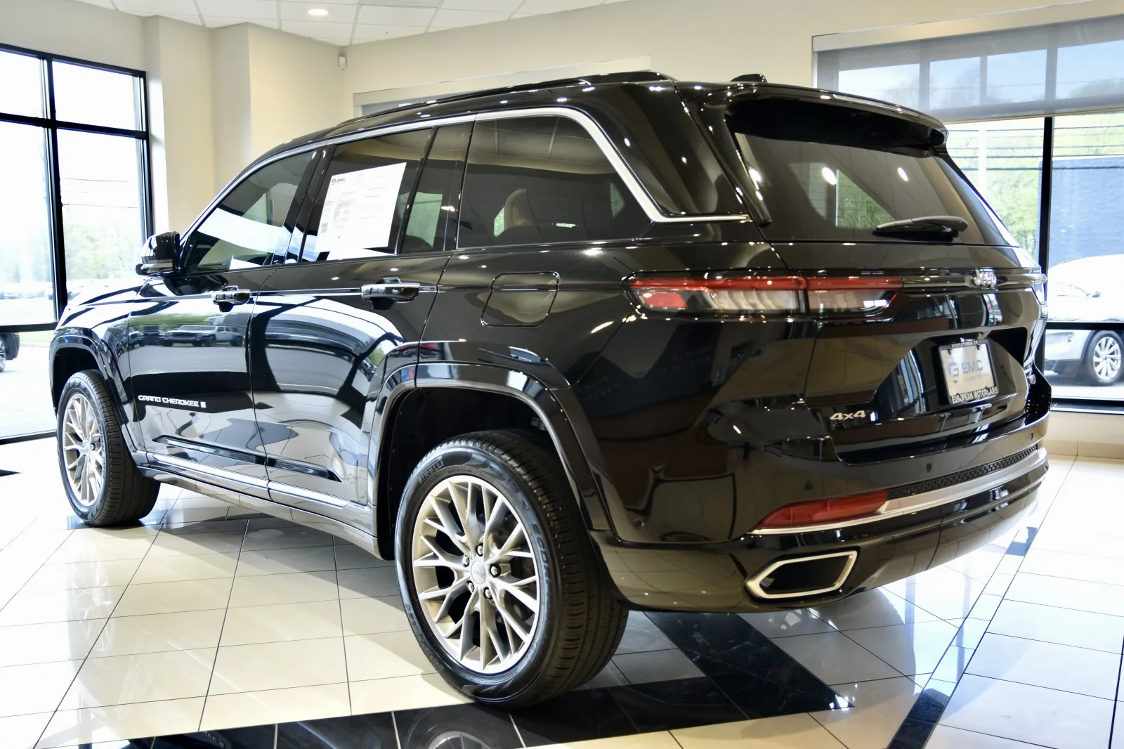 More photos of 2025 Jeep Grand Cherokee Summit at European Motorcars, CT