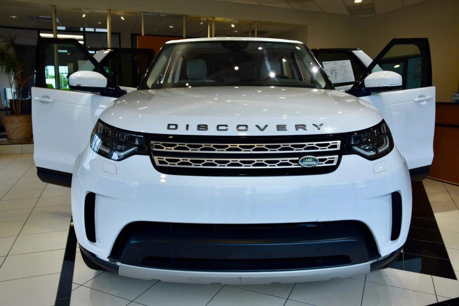 Photos of 2017 Land Rover Discovery HSE for sale in Middletown, CT at European Motorcars
