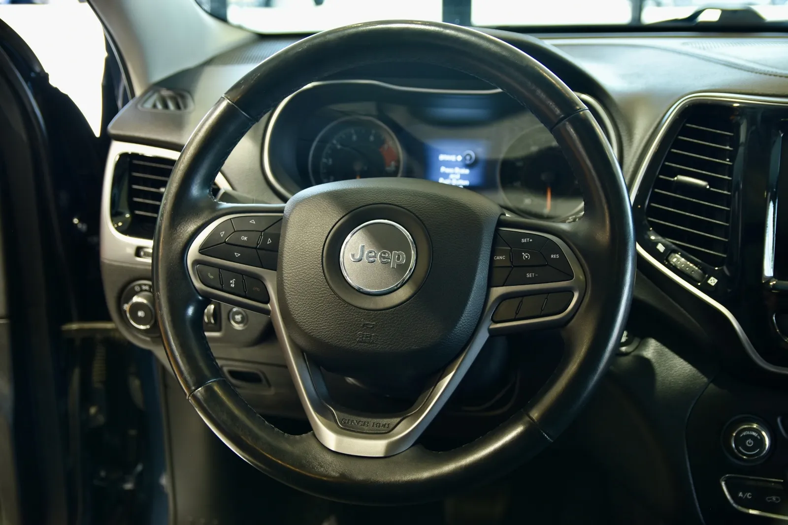 2019 Jeep Cherokee Limited photo 25