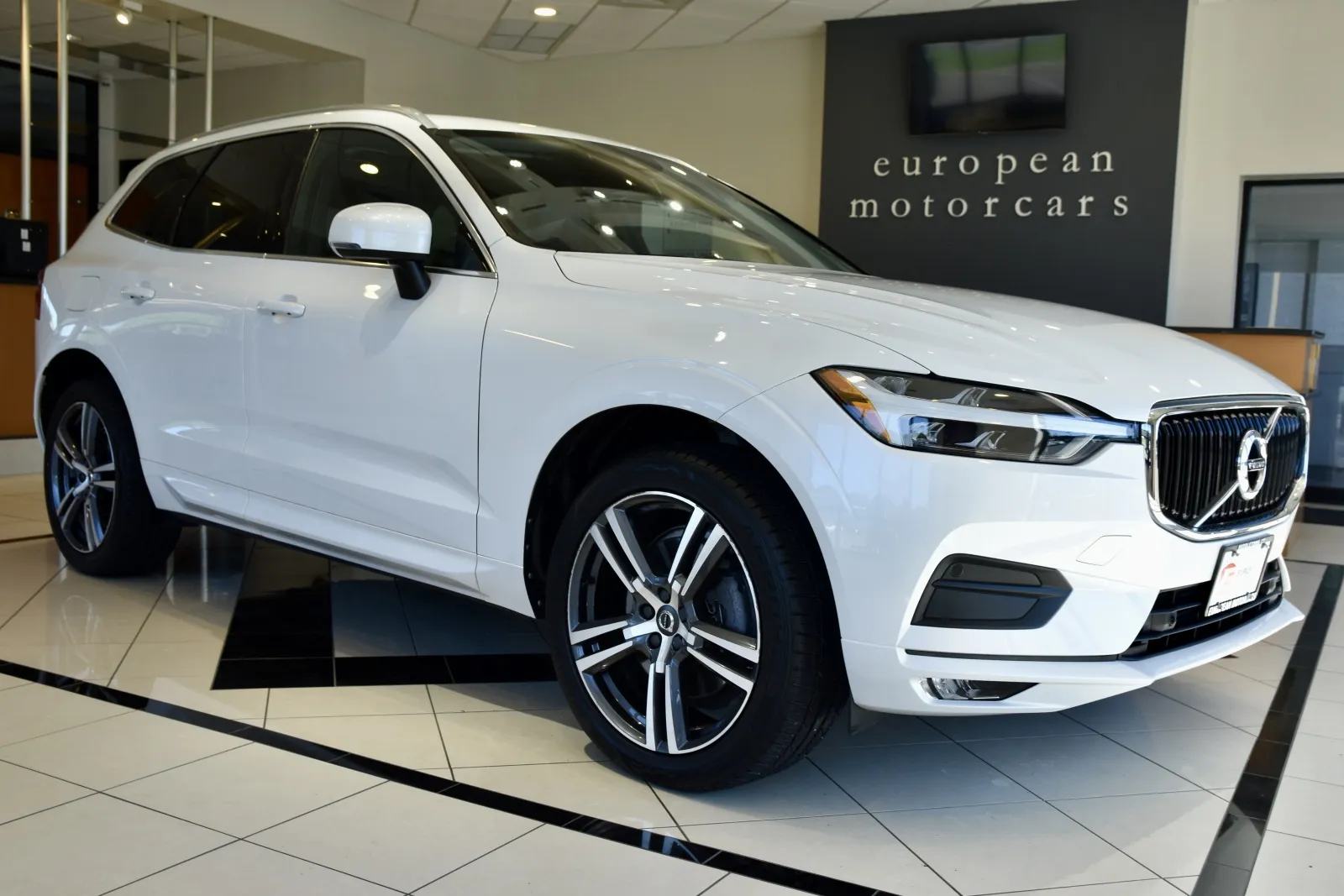 White 2021 Volvo XC60 T6 Momentum for sale in Middletown, CT