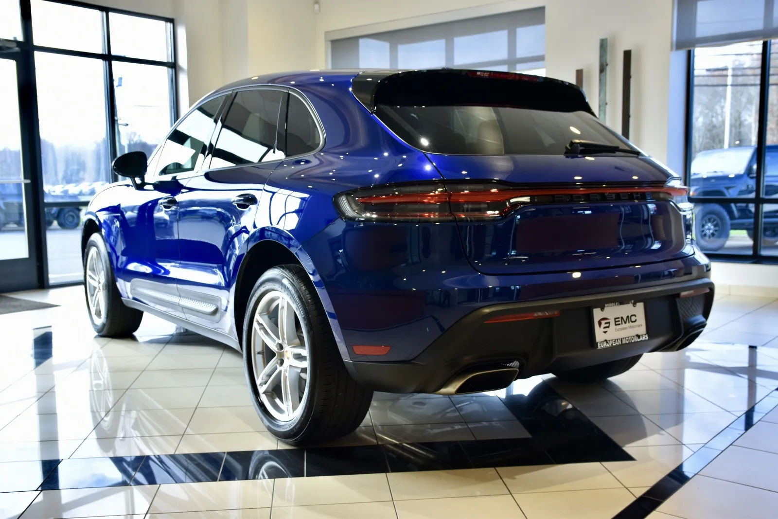 2023 Porsche Macan Base photo 2
