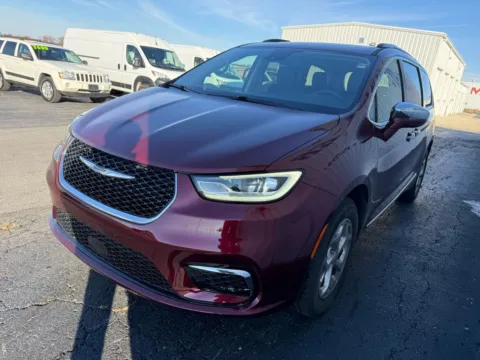 More photos of 2021 Chrysler Pacifica Limited at St. Marys CDJR, OH