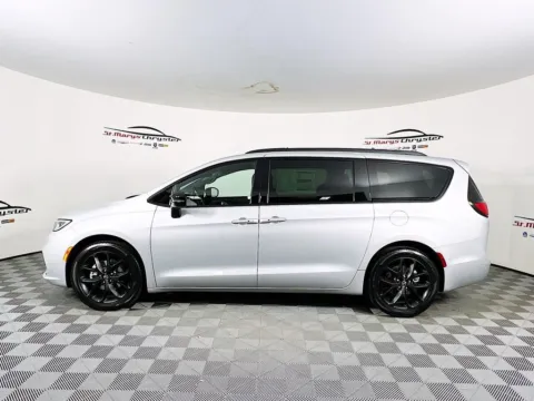 More photos of 2026 Chrysler Pacifica Limited at St. Marys CDJR, OH