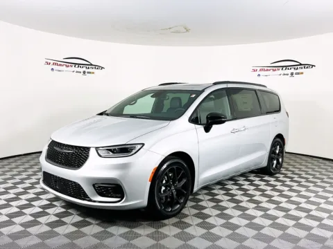 More photos of 2026 Chrysler Pacifica Limited at St. Marys CDJR, OH