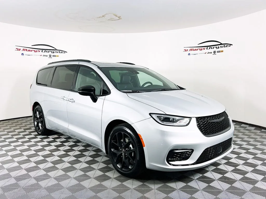 2026 Chrysler Pacifica Limited's photo