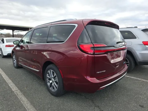 More photos of 2023 Chrysler Pacifica Hybrid Pinnacle at St. Marys CDJR, OH