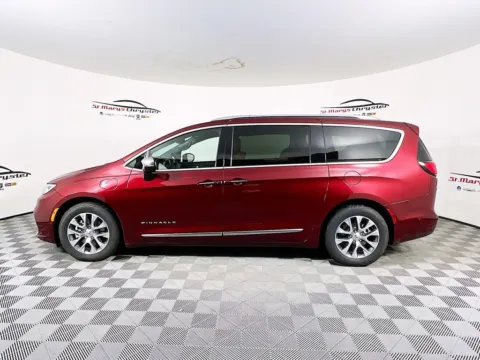 More photos of 2023 Chrysler Pacifica Hybrid Pinnacle at St. Marys CDJR, OH
