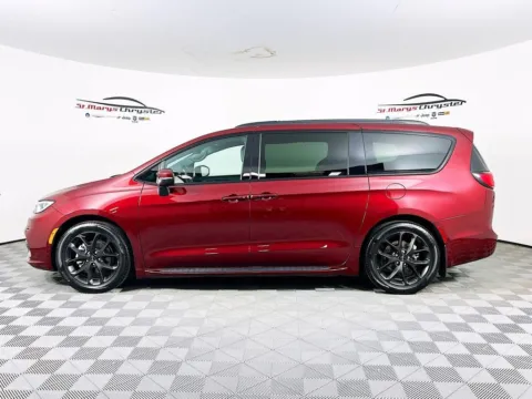More photos of 2023 Chrysler Pacifica Touring L at St. Marys CDJR, OH
