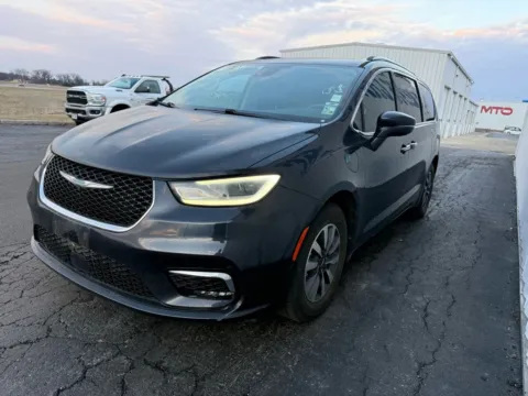 More photos of 2021 Chrysler Pacifica Hybrid Touring L at St. Marys CDJR, OH