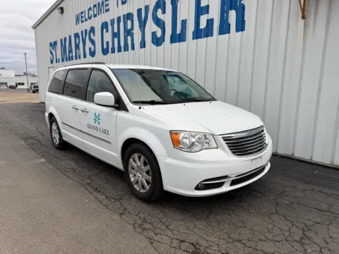 White 2014 Chrysler Town & Country Touring for sale in Saint Marys, OH
