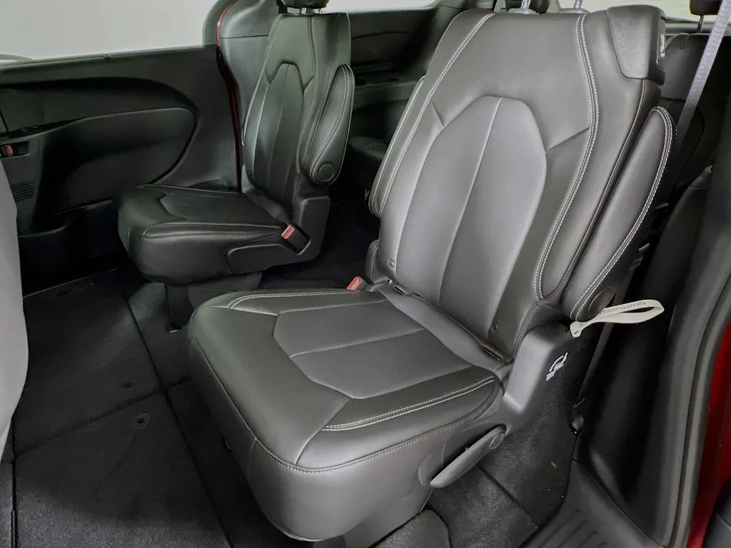 2025 Chrysler Pacifica Select - Photo 24
