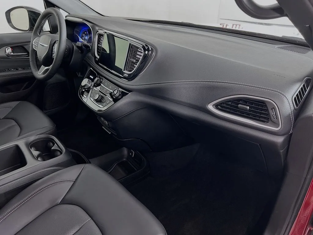 2025 Chrysler Pacifica Select - Photo 30