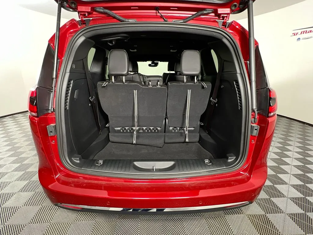 2025 Chrysler Pacifica Select - Photo 26