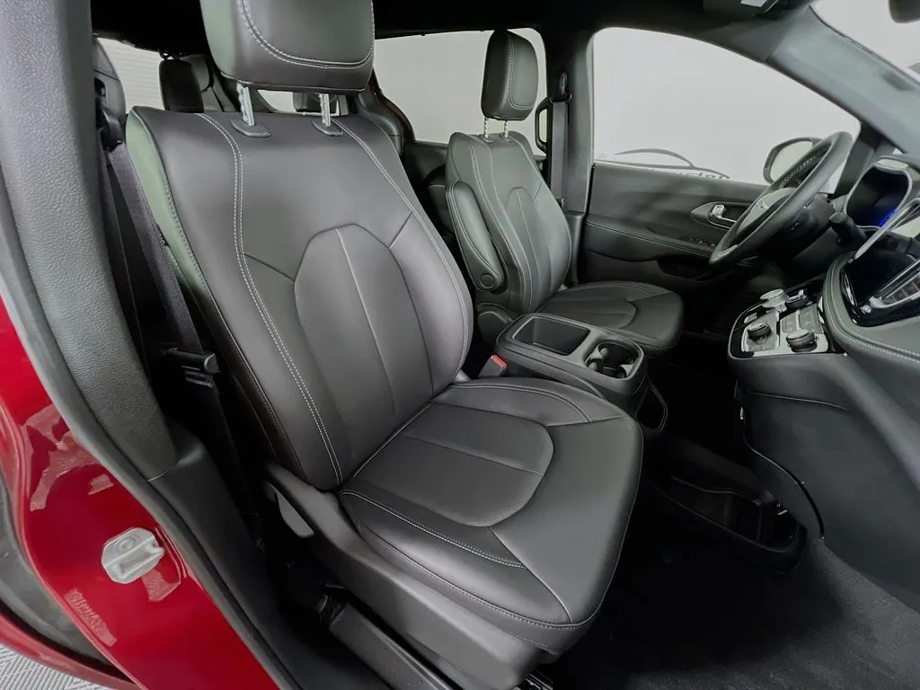 2025 Chrysler Pacifica Select - Photo 29